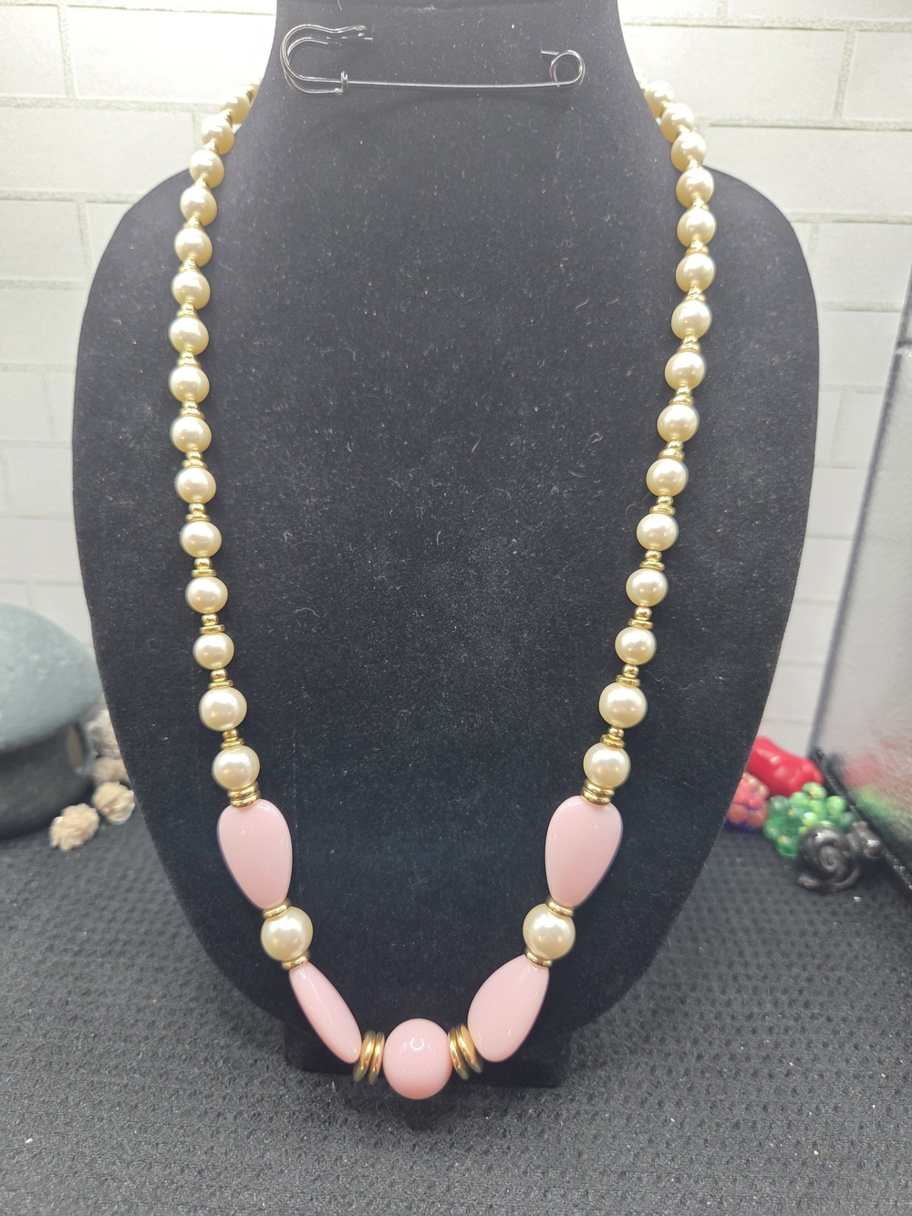 1476. Vintage Pink and Pearl Acrylic Beaded Necklace